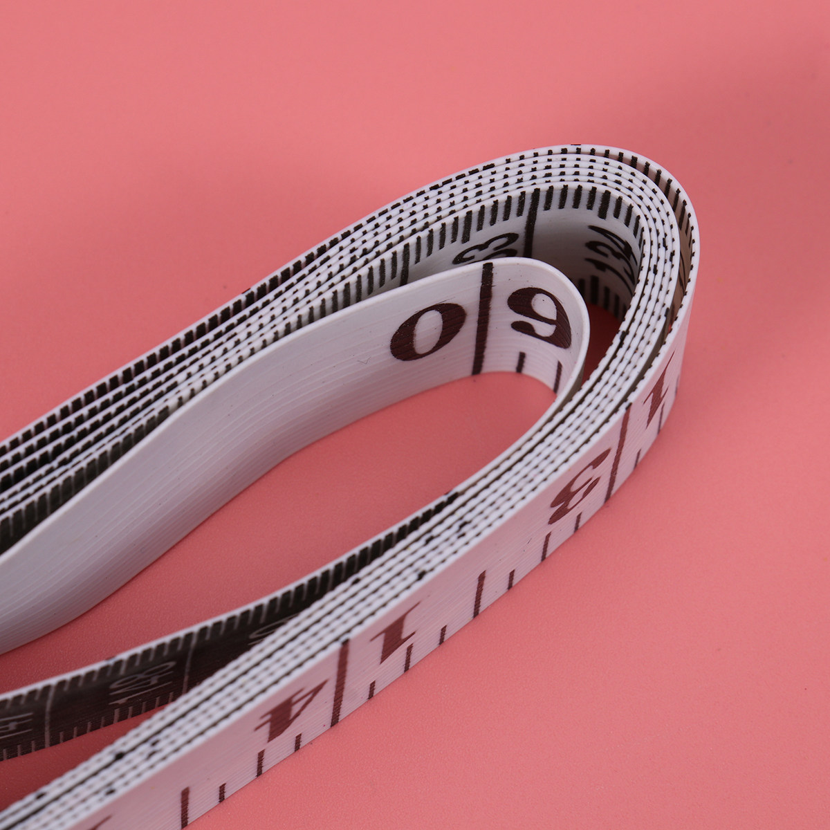Tape Measure - 1個入り、高コントラストの縫製用メジャー。150cm×2cm、ビニール製でグラスファイバー繊維入り。伸縮性があり、防水性があり、裁縫用定規として使用可能。色は白。