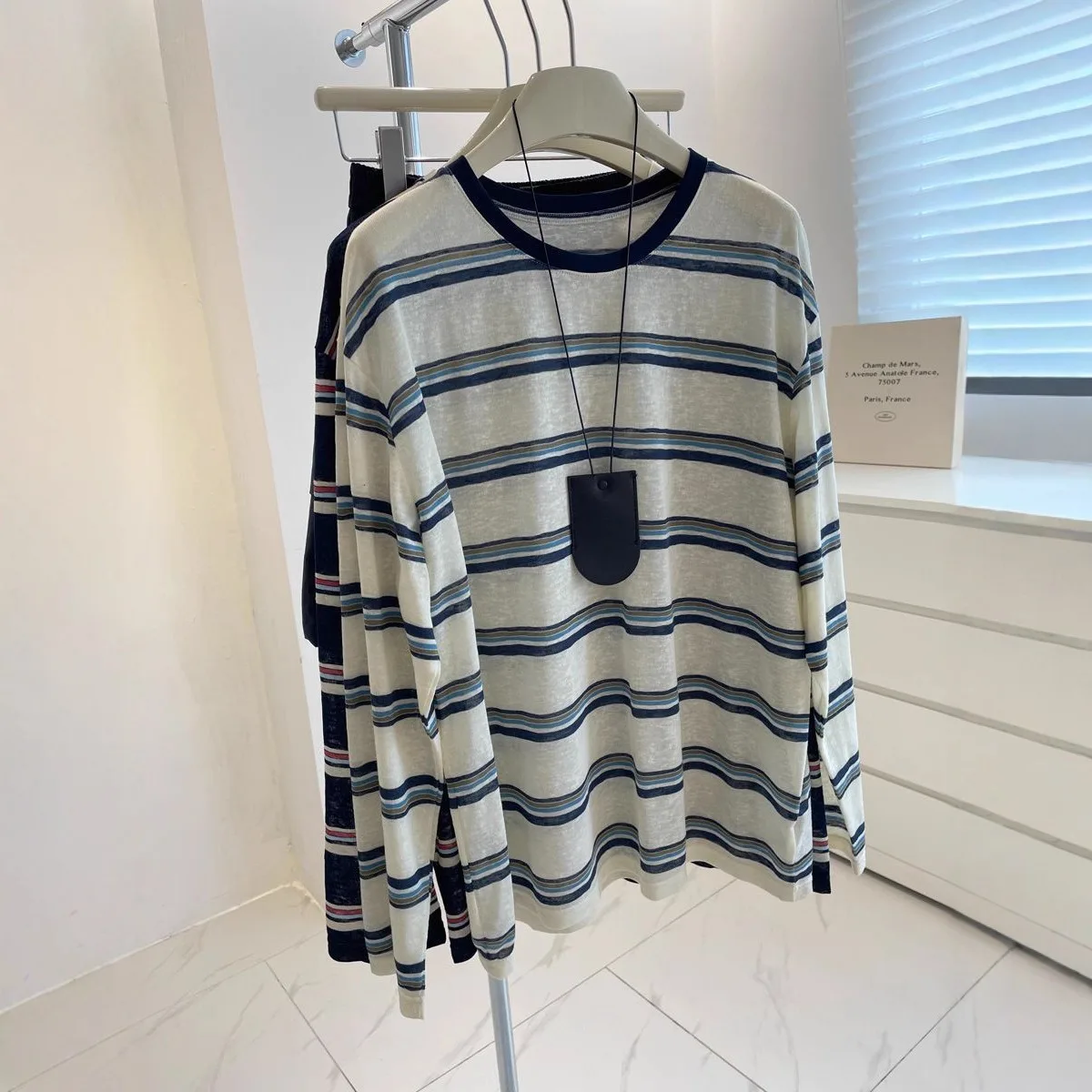 女性用、ミニマルなデザインの青と白のストライプ柄、長袖トップ - Wallpaper のレビューと価格